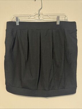Classic Black Ribbed Tube Top with Structured Hem